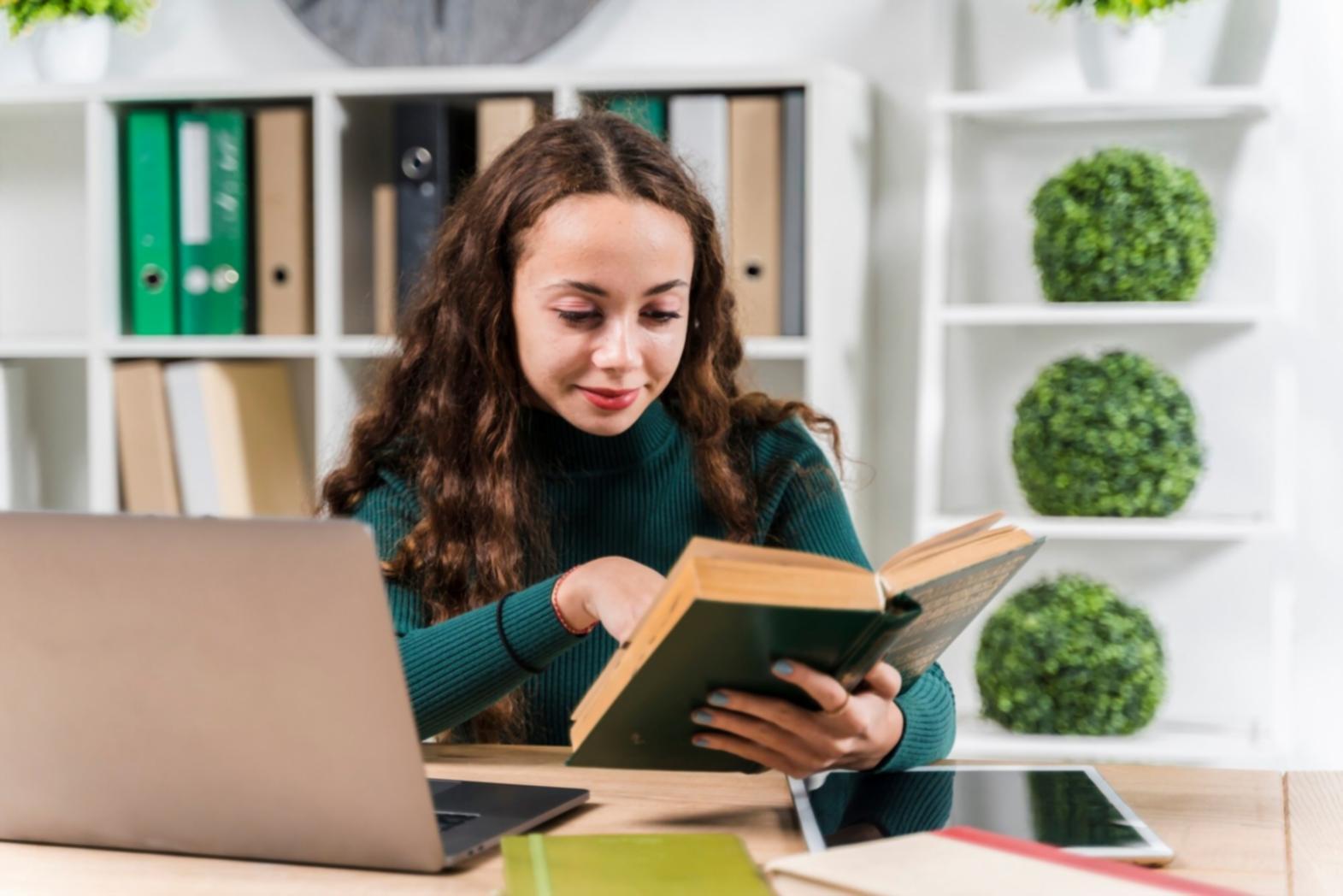 Studente che prepara certificazioni di networking con materiali di studio