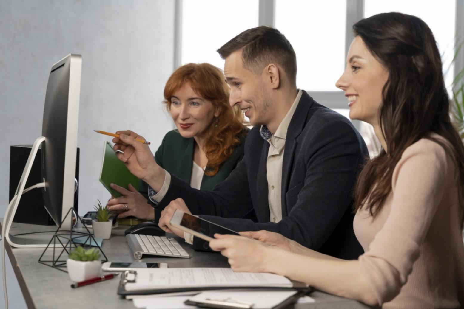 Monitor che mostra dashboard di monitoraggio rete